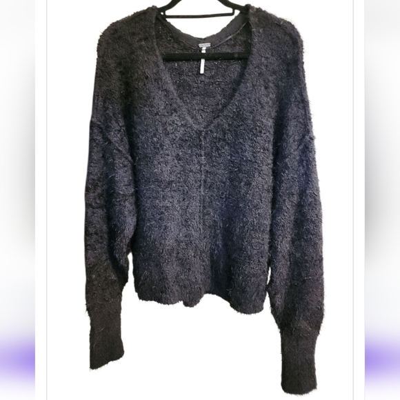 NWT Free People Icing V-Neck Fuzzy Eyelash Slouchy Soft Long Sleeve Sweater Blk - Picture 4 of 11